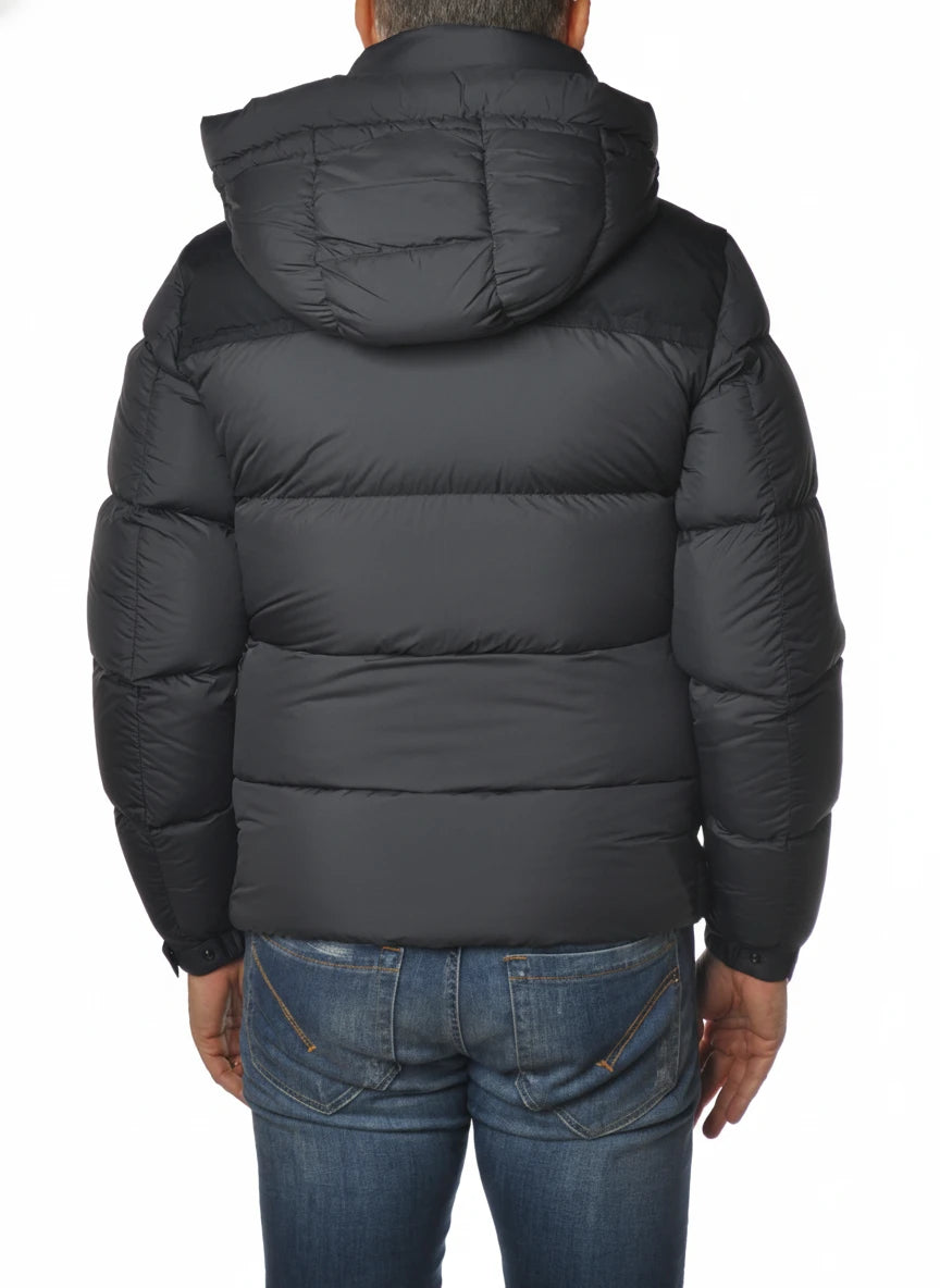 Modello indossa piumino blu corto trapuntato Woolrich in microfibra con cappuccio