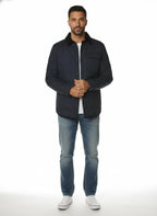 Modello indossa giubbotto blu con collo in velluto e tasca Woolrich ripstop