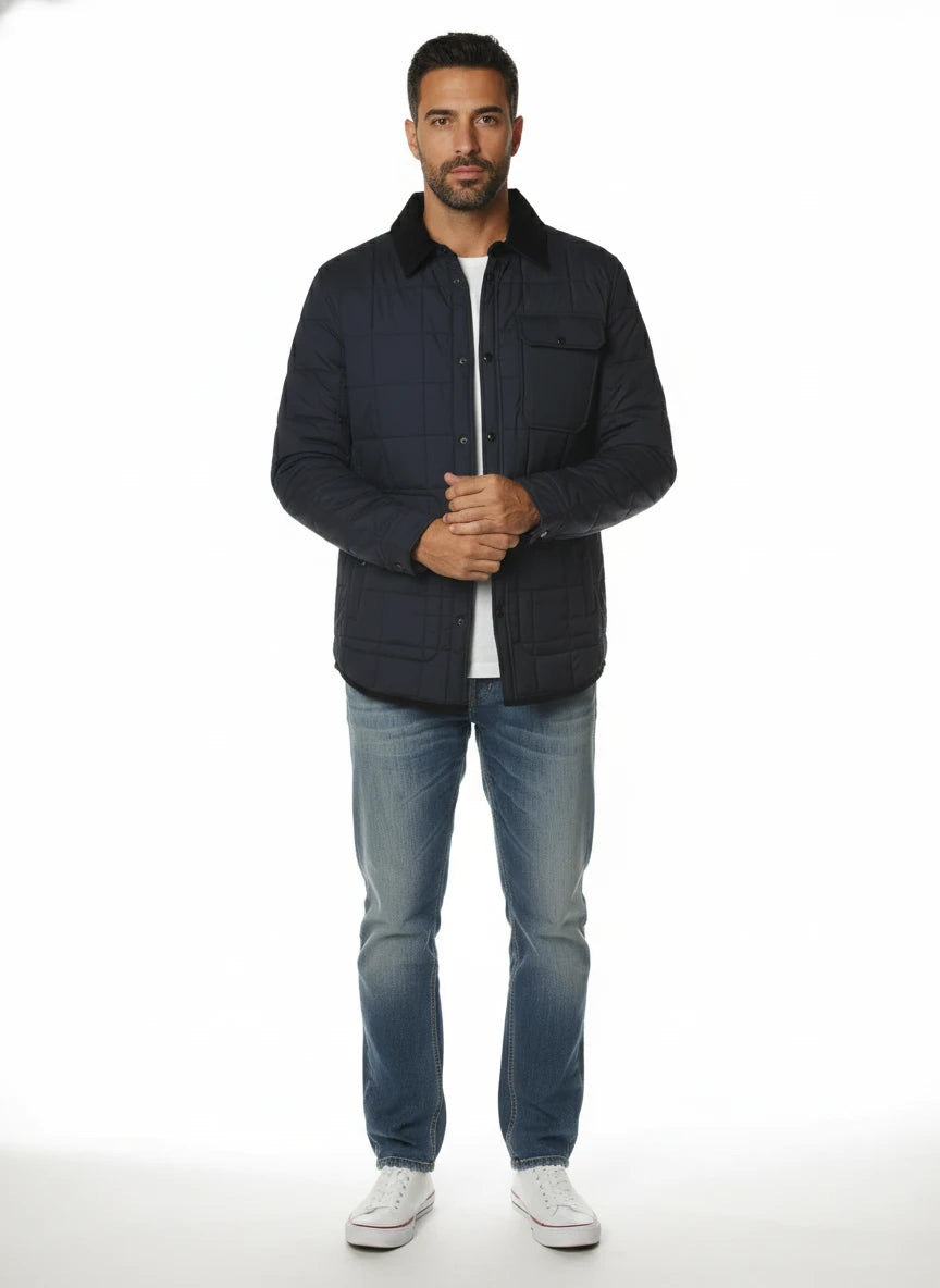 Modello indossa giubbotto blu con collo in velluto e tasca Woolrich ripstop