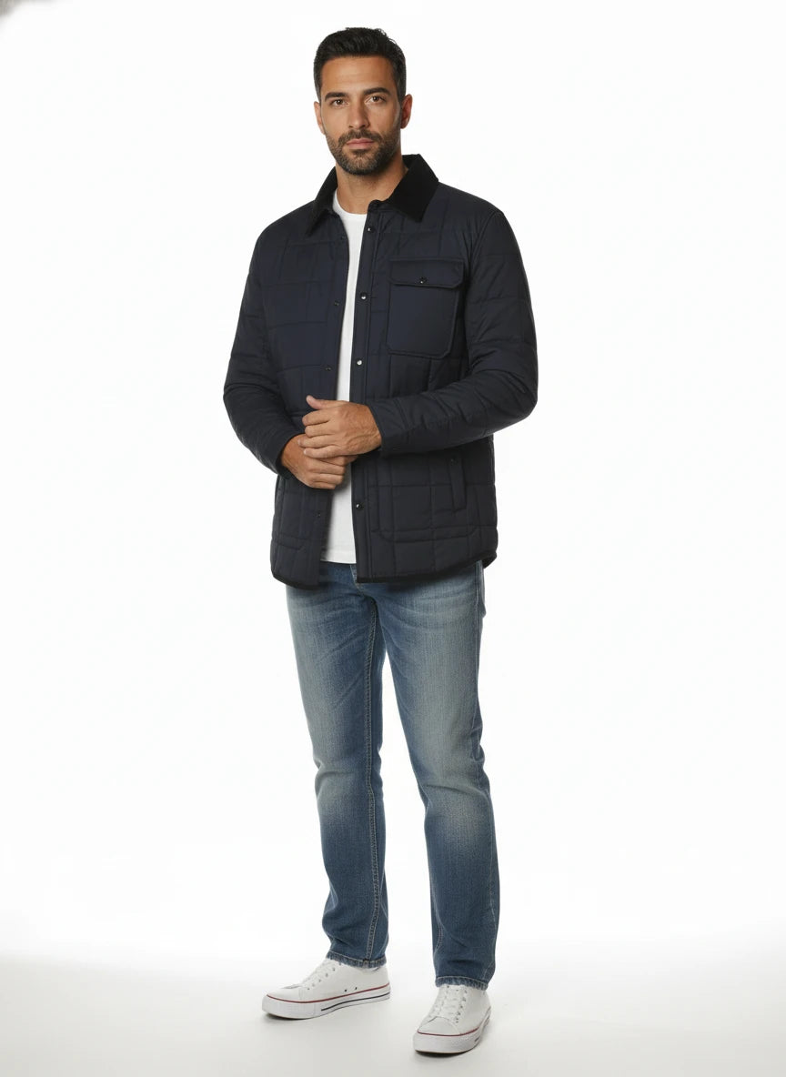 Modello indossa giubbotto blu con collo in velluto e tasca Woolrich ripstop