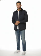 Modello indossa giubbotto blu con collo in velluto e tasca Woolrich ripstop