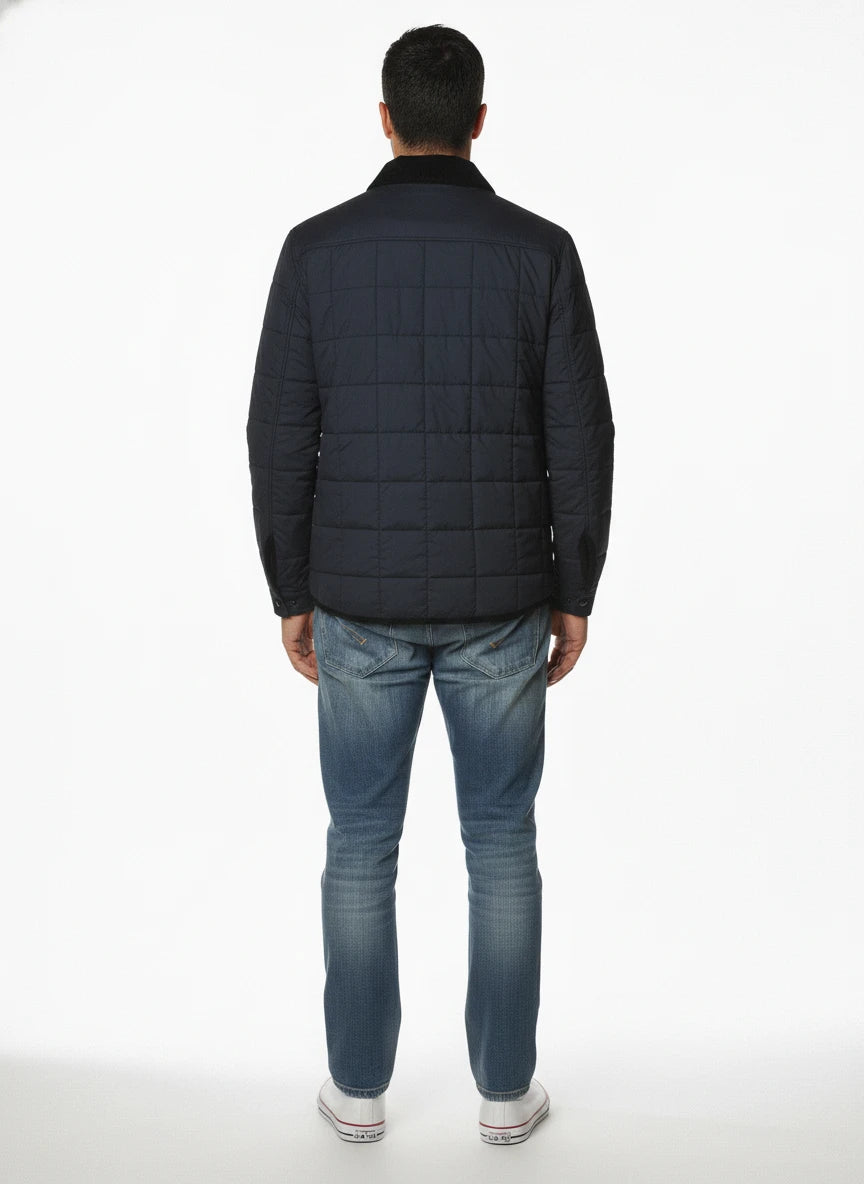 Modello indossa giubbotto blu con collo in velluto e tasca Woolrich ripstop