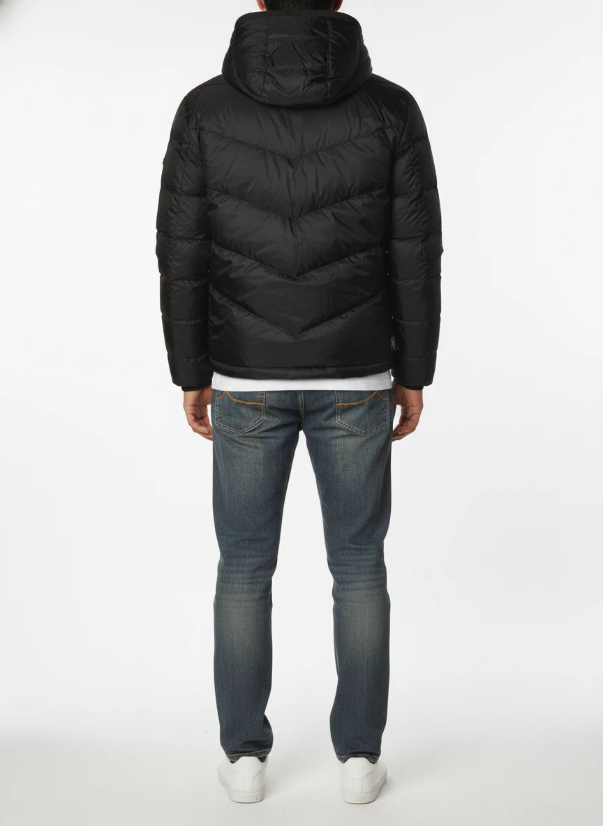 Modello indossa piumino corto trapuntato nero Woolrich con cappuccio