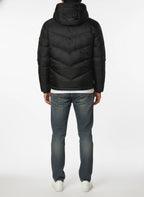 Modello indossa piumino corto trapuntato nero Woolrich con cappuccio