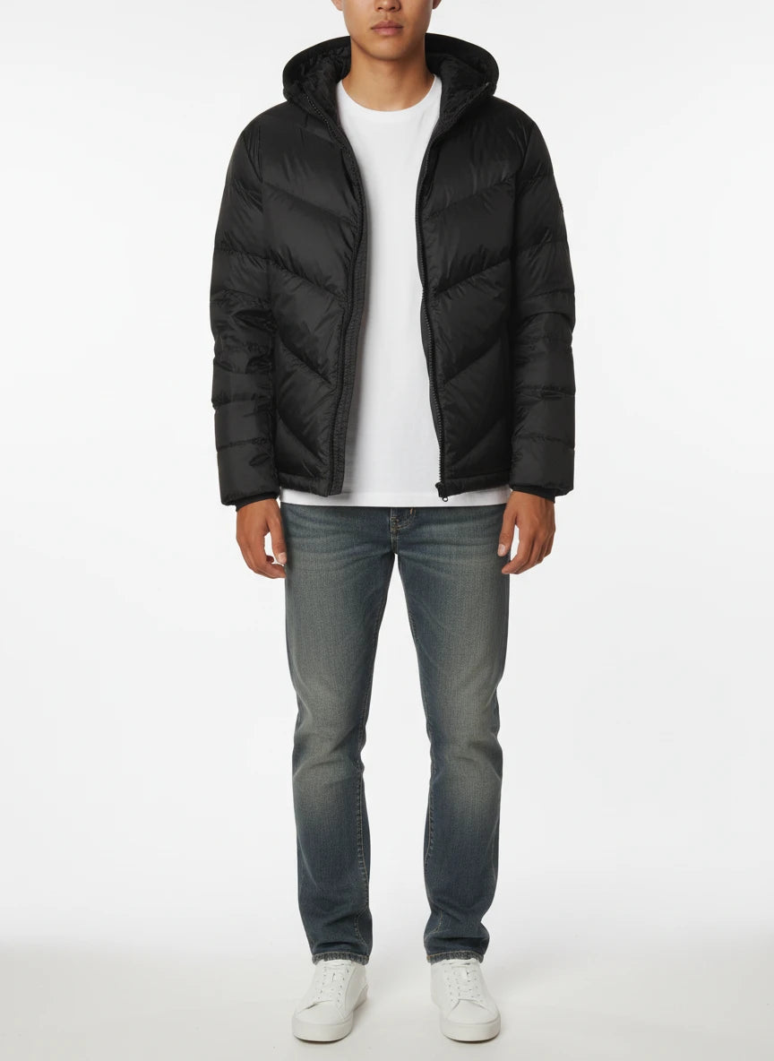 Modello indossa piumino corto trapuntato nero Woolrich con cappuccio