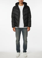 Modello indossa piumino corto trapuntato nero Woolrich con cappuccio