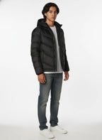 Modello indossa piumino corto trapuntato nero Woolrich con cappuccio