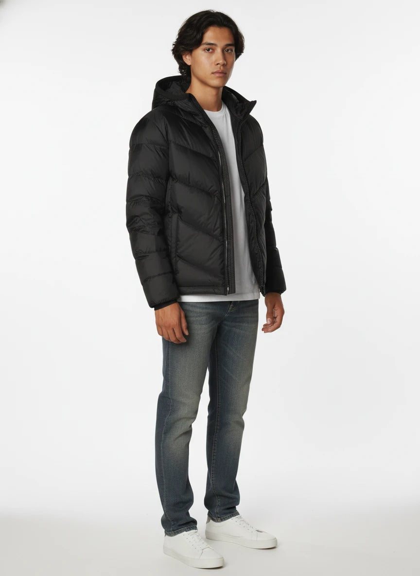 Modello indossa piumino corto trapuntato nero Woolrich con cappuccio