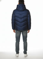 Modello indossa piumino corto trapuntato avio Woolrich con cappuccio