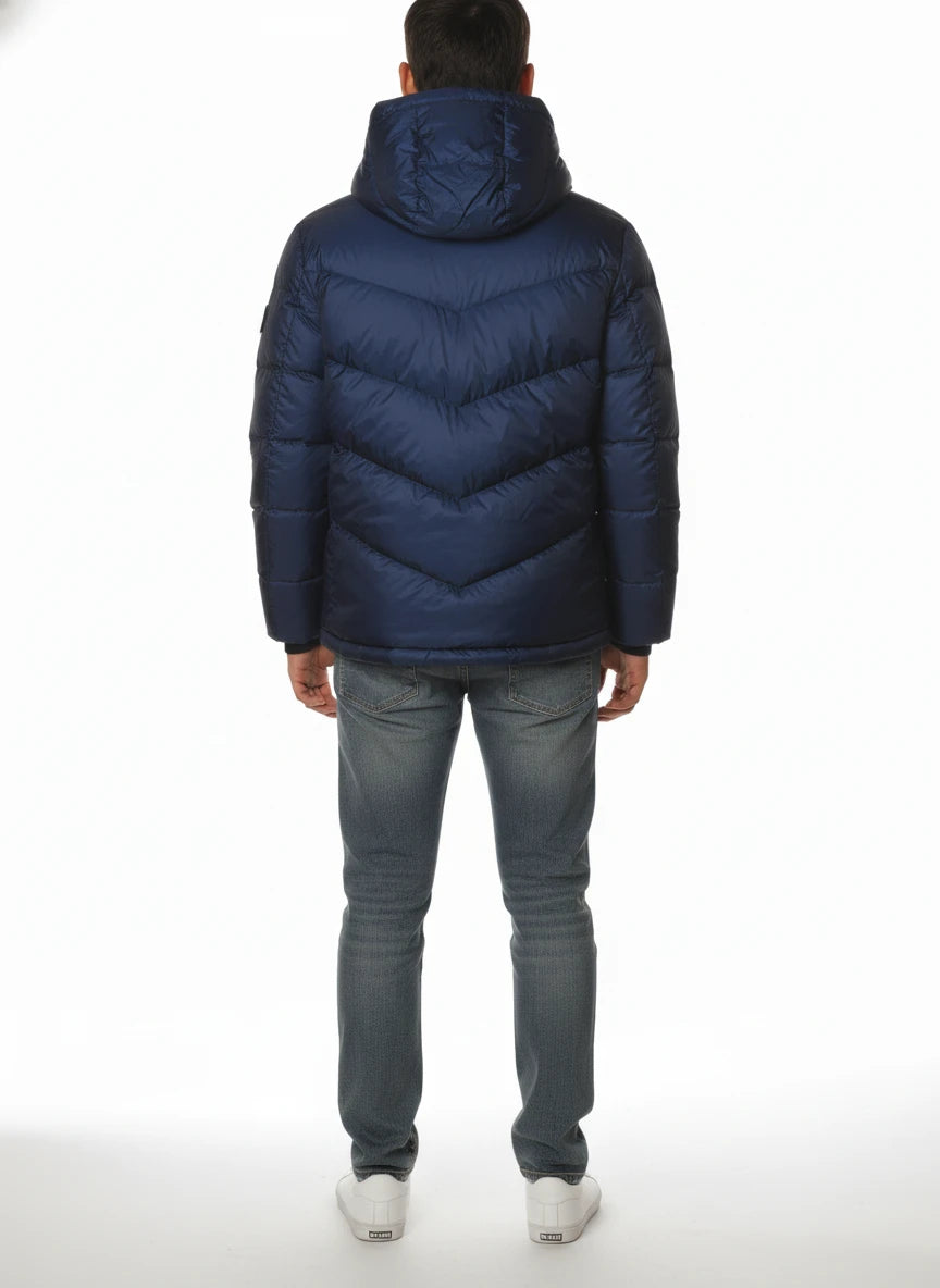 Modello indossa piumino corto trapuntato avio Woolrich con cappuccio