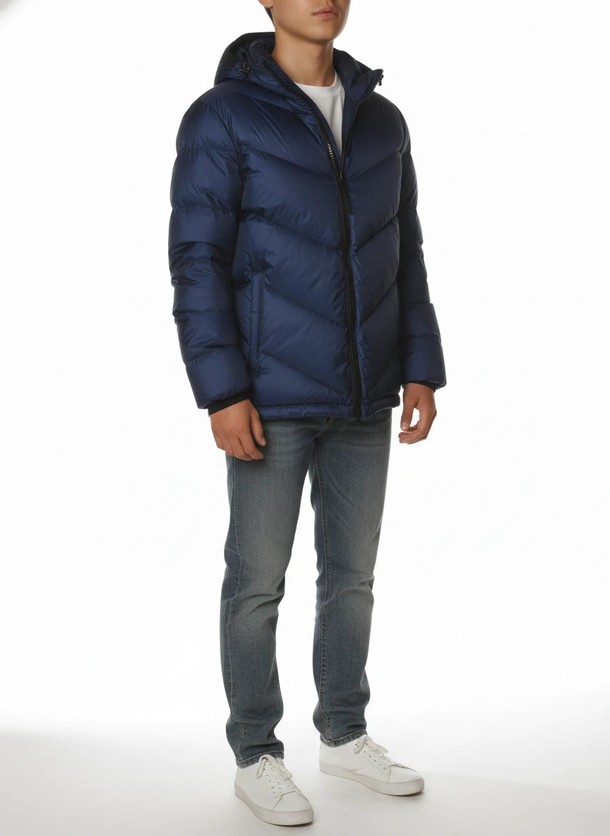 Modello indossa piumino corto trapuntato avio Woolrich con cappuccio