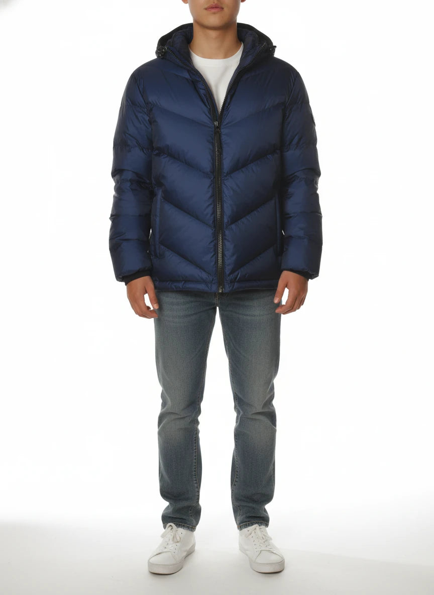 Modello indossa piumino corto trapuntato avio Woolrich con cappuccio