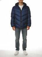 Modello indossa piumino corto trapuntato avio Woolrich con cappuccio