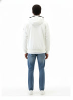 Modello indossa felpa softshell bianca con cappuccio e zip Woolrich