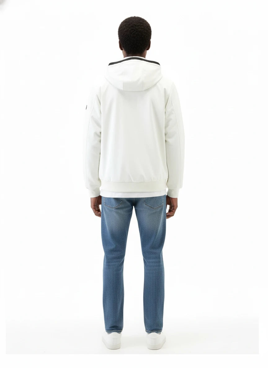 Modello indossa felpa softshell bianca con cappuccio e zip Woolrich