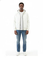 Modello indossa felpa softshell bianca con cappuccio e zip Woolrich