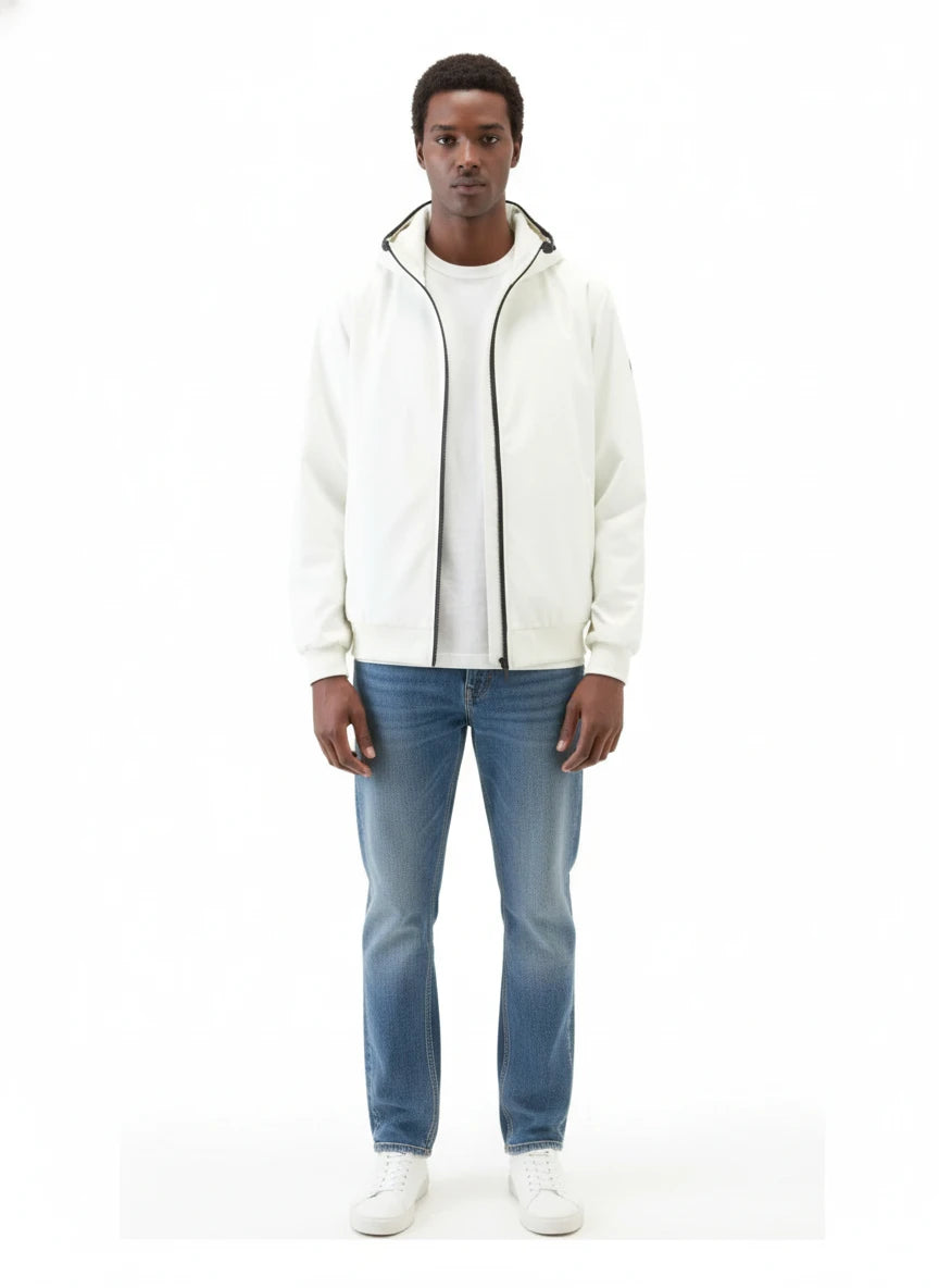 Modello indossa felpa softshell bianca con cappuccio e zip Woolrich