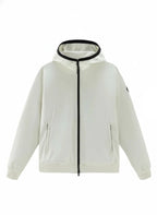 Modello indossa felpa softshell bianca con cappuccio e zip Woolrich