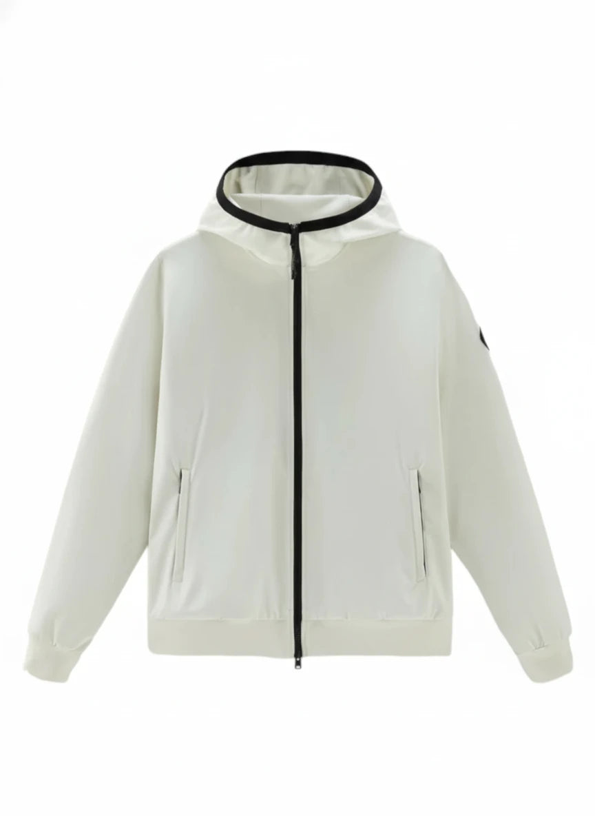 Modello indossa felpa softshell bianca con cappuccio e zip Woolrich