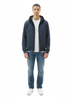 Modello indossa felpa softshell blu con cappuccio e zip Woolrich