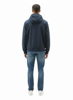 Modello indossa felpa softshell blu con cappuccio e zip Woolrich