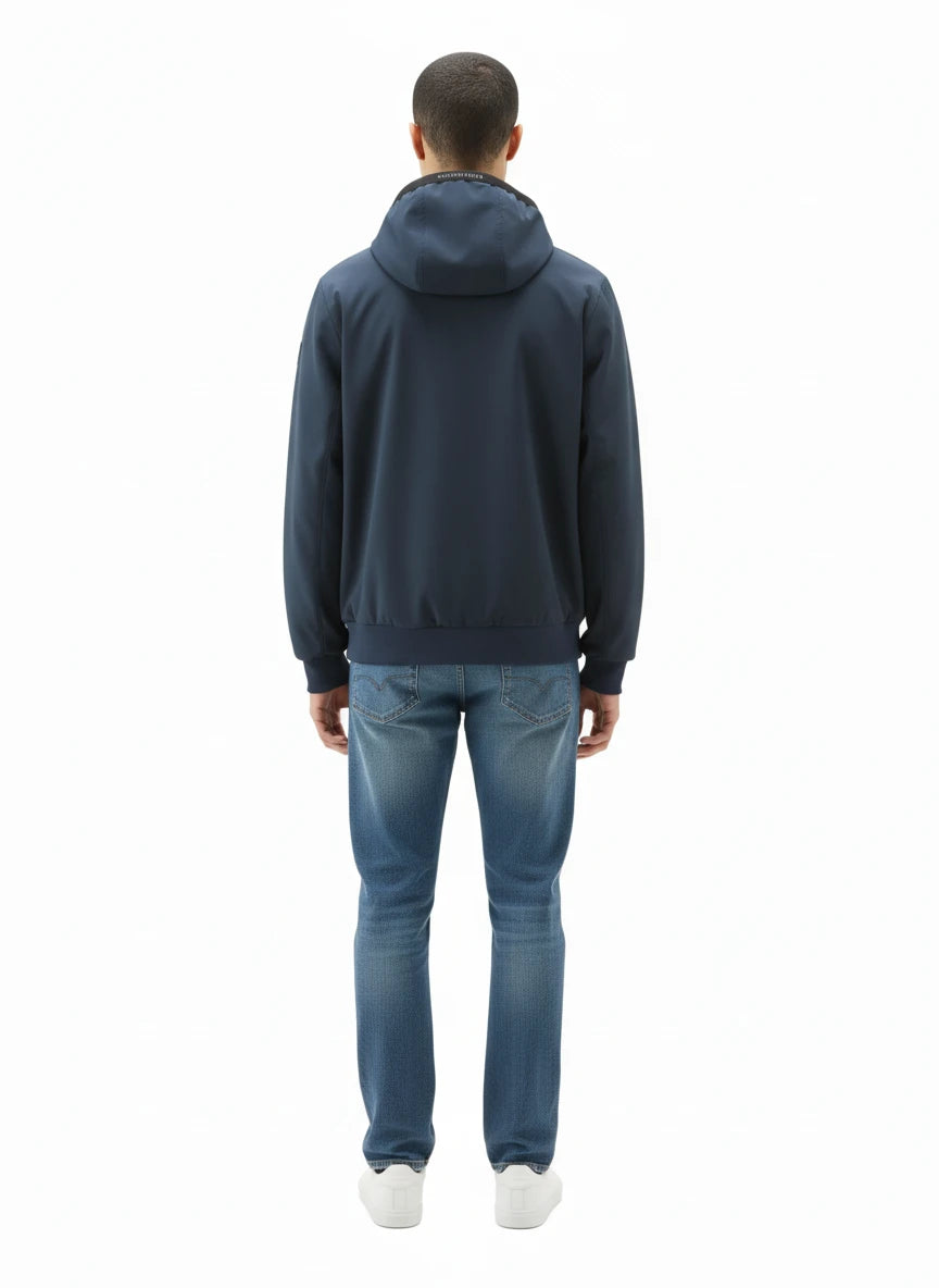 Modello indossa felpa softshell blu con cappuccio e zip Woolrich