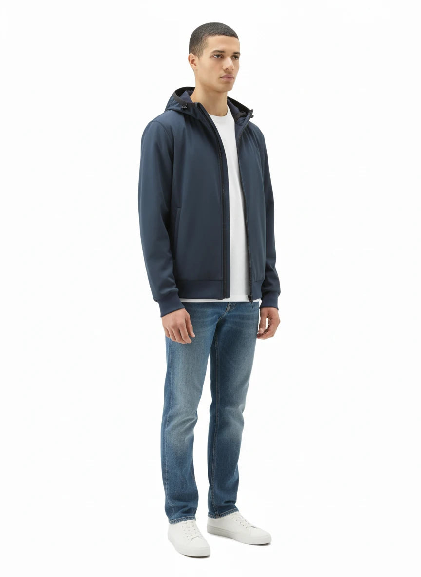 Modello indossa felpa softshell blu con cappuccio e zip Woolrich