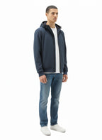 Modello indossa felpa softshell blu con cappuccio e zip Woolrich