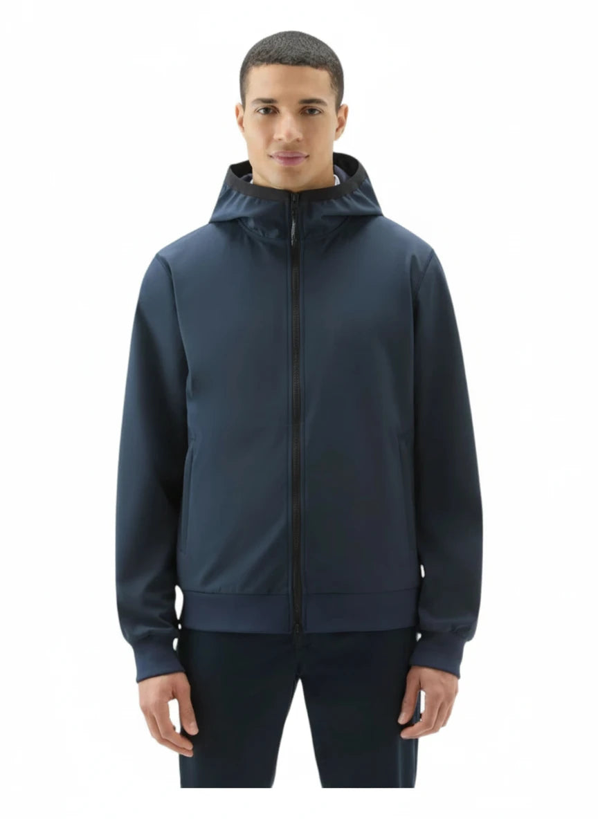 Modello indossa felpa softshell blu con cappuccio e zip Woolrich