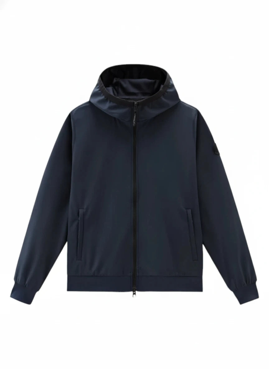 Modello indossa felpa softshell blu con cappuccio e zip Woolrich