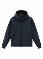 Modello indossa felpa softshell blu con cappuccio e zip Woolrich