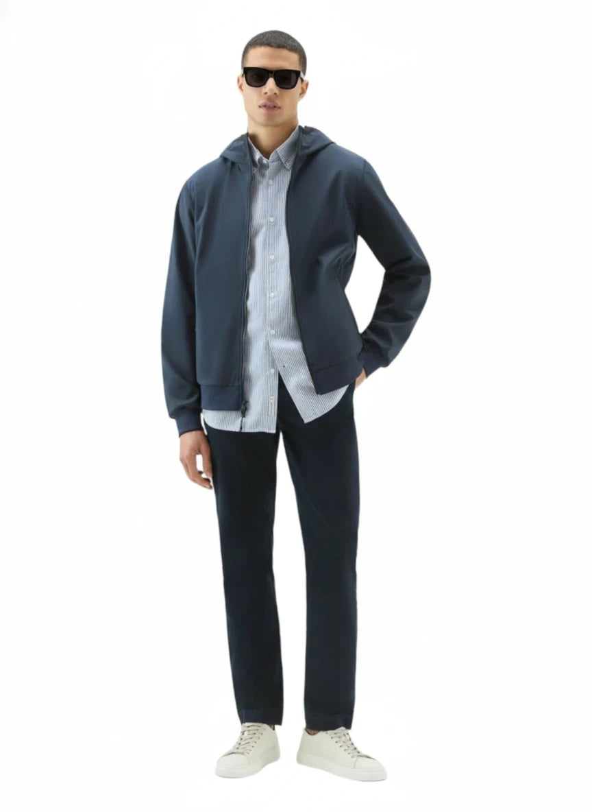 Modello indossa felpa softshell blu con cappuccio e zip Woolrich