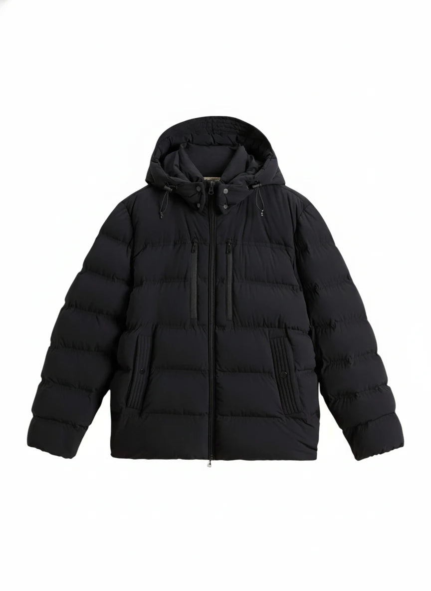 Modello indossa piumino nero Matt stretch con cappuccio Woolrich