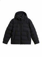 Modello indossa piumino nero Matt stretch con cappuccio Woolrich