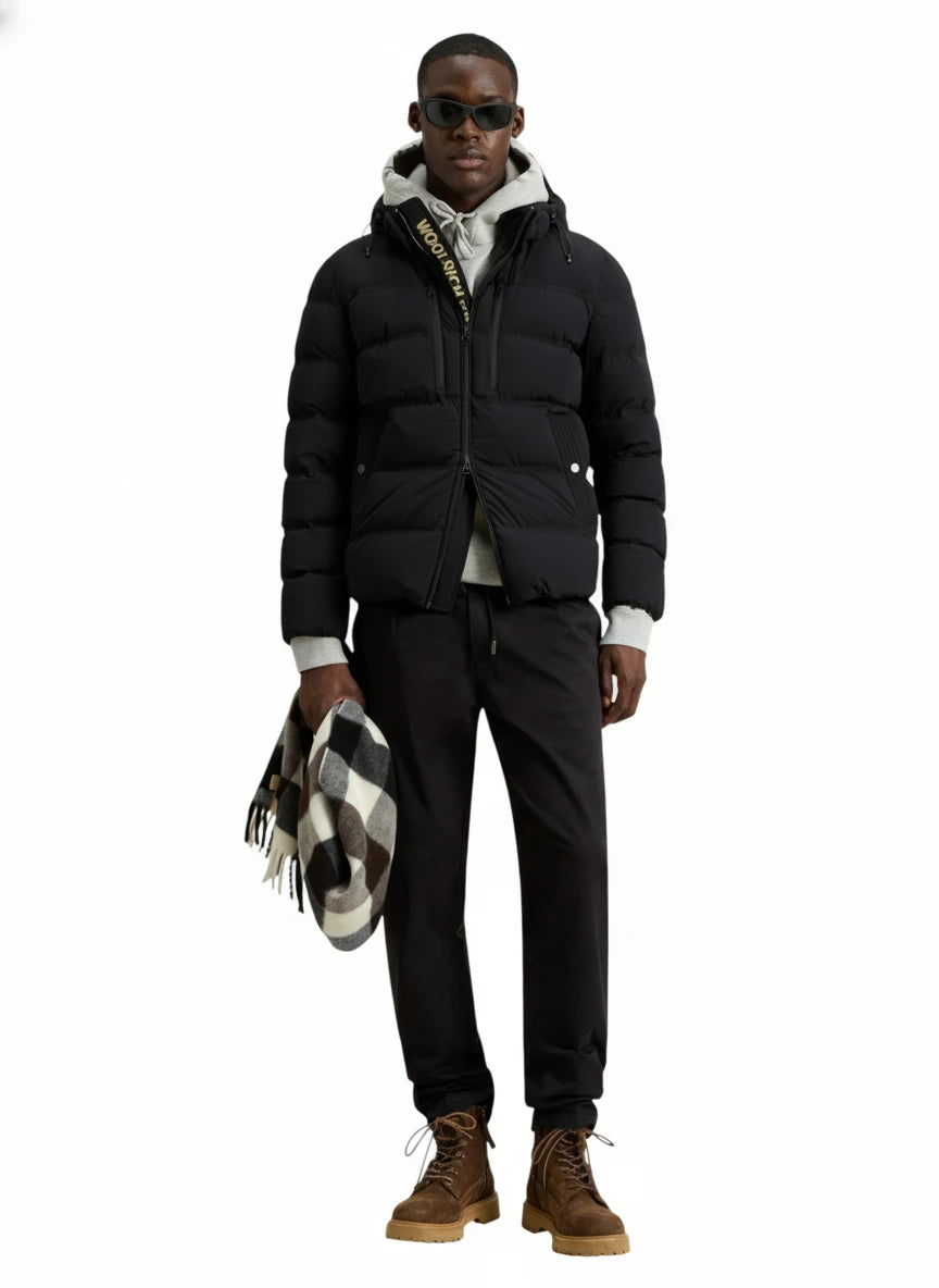 Modello indossa piumino nero Matt stretch con cappuccio Woolrich