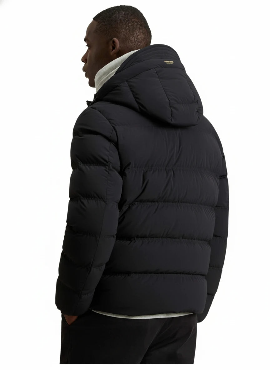 Modello indossa piumino nero Matt stretch con cappuccio Woolrich