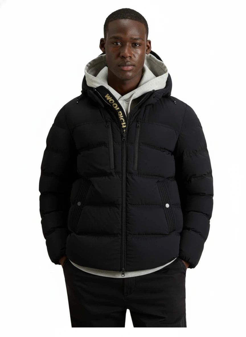 Modello indossa piumino nero Matt stretch con cappuccio Woolrich