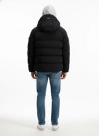 Modello indossa piumino nero Matt stretch con cappuccio Woolrich