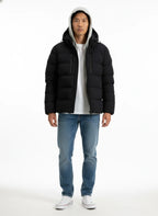 Modello indossa piumino nero Matt stretch con cappuccio Woolrich