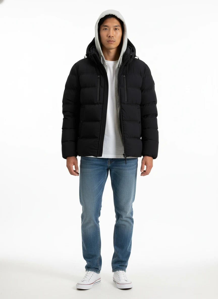 Modello indossa piumino nero Matt stretch con cappuccio Woolrich