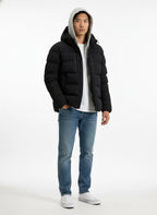 Modello indossa piumino nero Matt stretch con cappuccio Woolrich