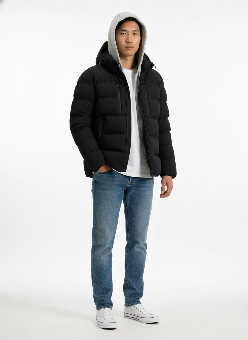 Modello indossa piumino nero Matt stretch con cappuccio Woolrich