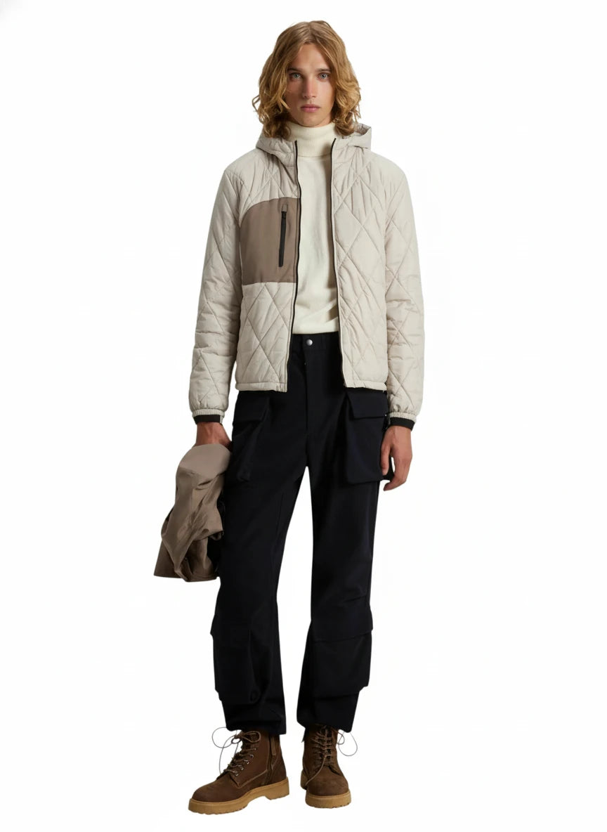 Modello indossa giubbotto tortora 3-in-1 con cappuccio e gilet interno Woolrich