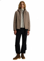 Modello indossa giubbotto tortora 3-in-1 con cappuccio e gilet interno Woolrich