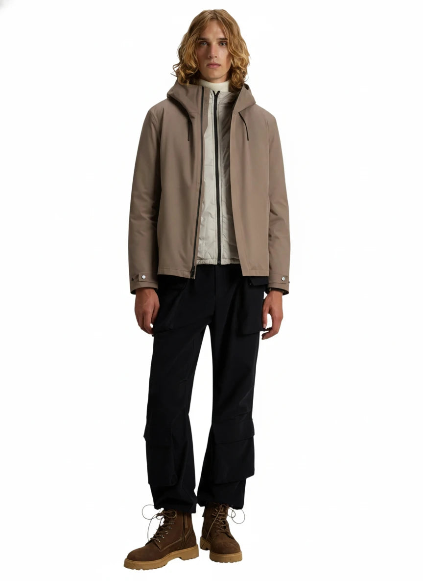 Modello indossa giubbotto tortora 3-in-1 con cappuccio e gilet interno Woolrich