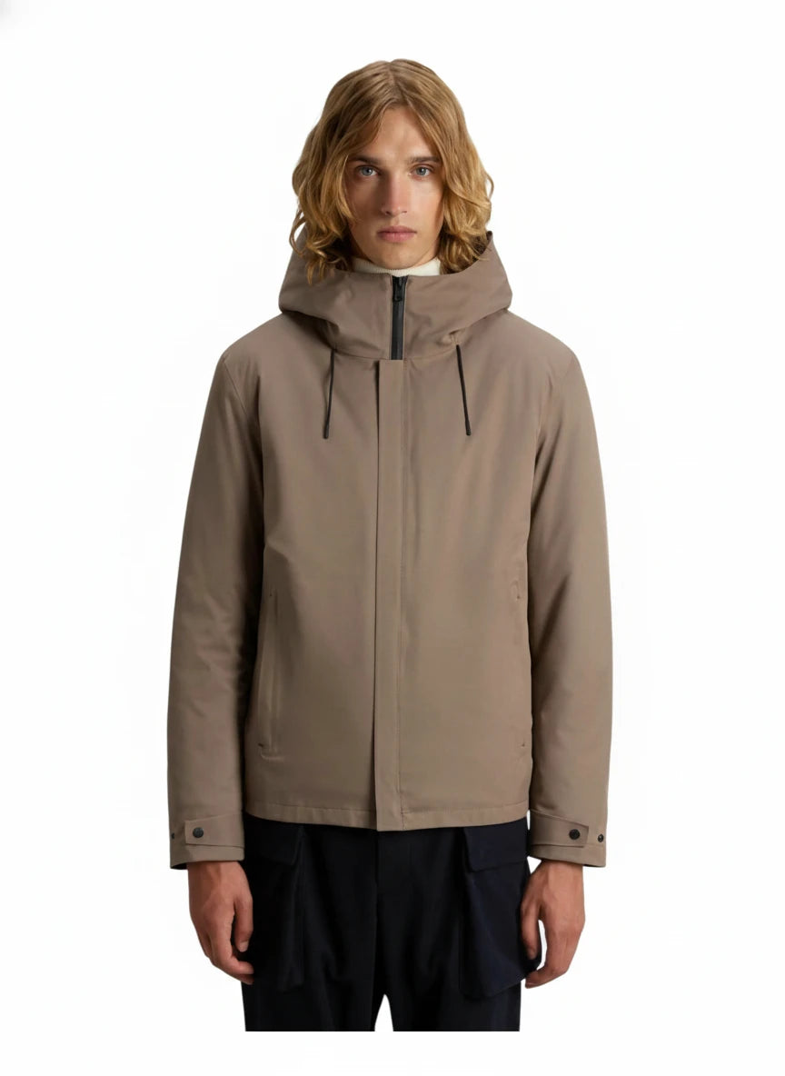 Modello indossa giubbotto tortora 3-in-1 con cappuccio e gilet interno Woolrich