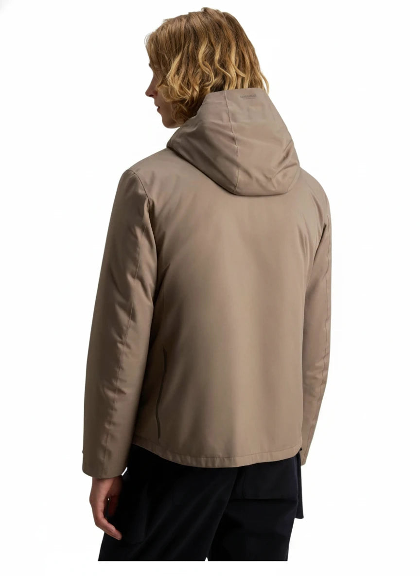 Modello indossa giubbotto tortora 3-in-1 con cappuccio e gilet interno Woolrich