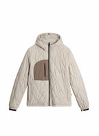 Modello indossa giubbotto tortora 3-in-1 con cappuccio e gilet interno Woolrich