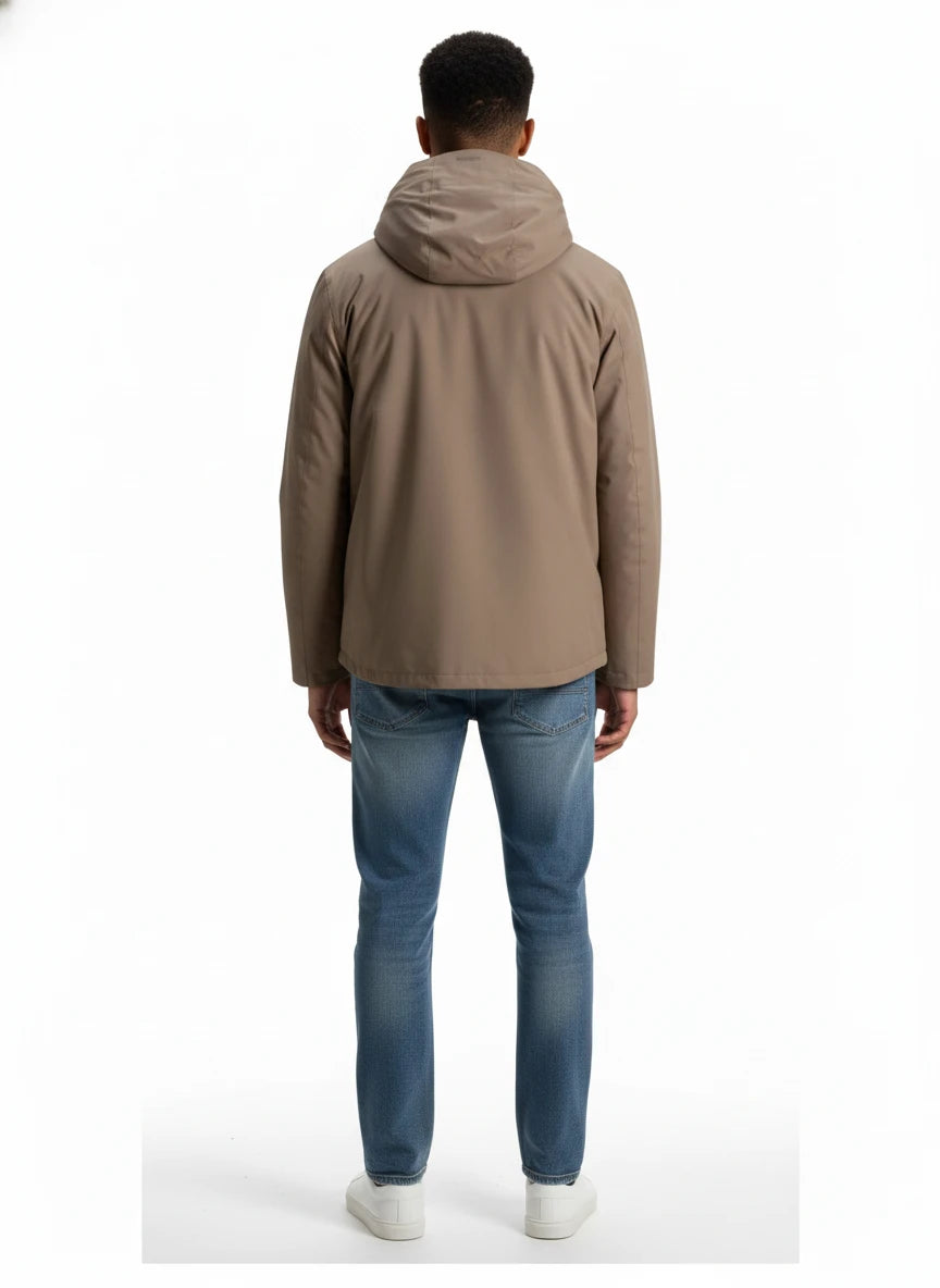 Modello indossa giubbotto tortora 3-in-1 con cappuccio e gilet interno Woolrich