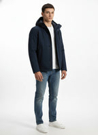 Modello indossa giubbotto blu 3-in-1 con cappuccio e gilet interno Woolrich